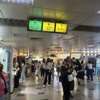 葵涌廣場-很地道,位于葵芳地鐵站隔離的地道又貼地商場