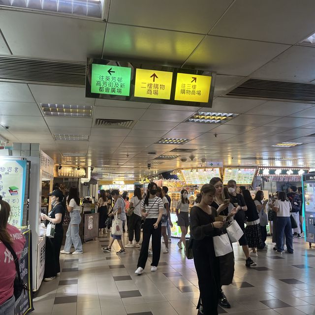 葵涌廣場-很地道,位于葵芳地鐵站隔離的地道又貼地商場