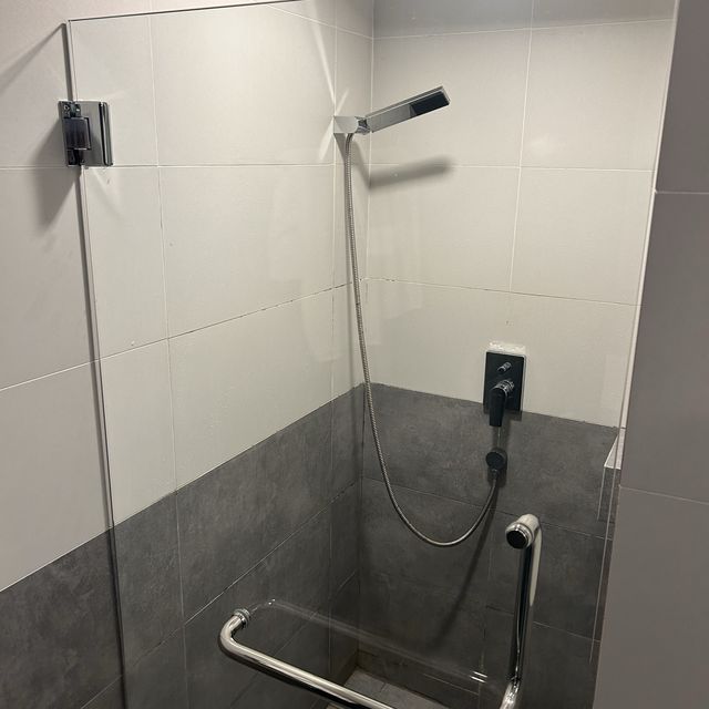 Clean and Super Spacious Hotel with Car Lift