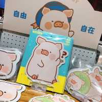 台北｜🐷🐽🐖可愛到爆的豬豬仔📍 罐頭豬LuLu豬朋引伴旅行社 (華山快閃店)