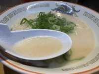 福岡・博多。博多駅のホームでラーメンが食べられる『まるうまラーメン ぷらっと博多No.1』