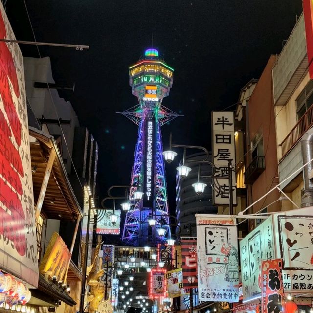 晚上燈光閃閃的大阪通天閣