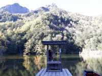 「明神池：穗高神社奧宮內的寧靜湖泊」