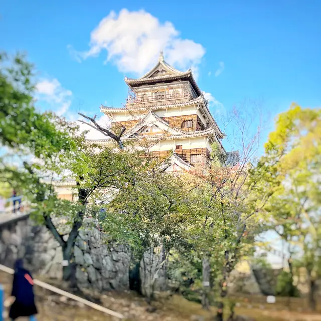 木が特徴的な広島城