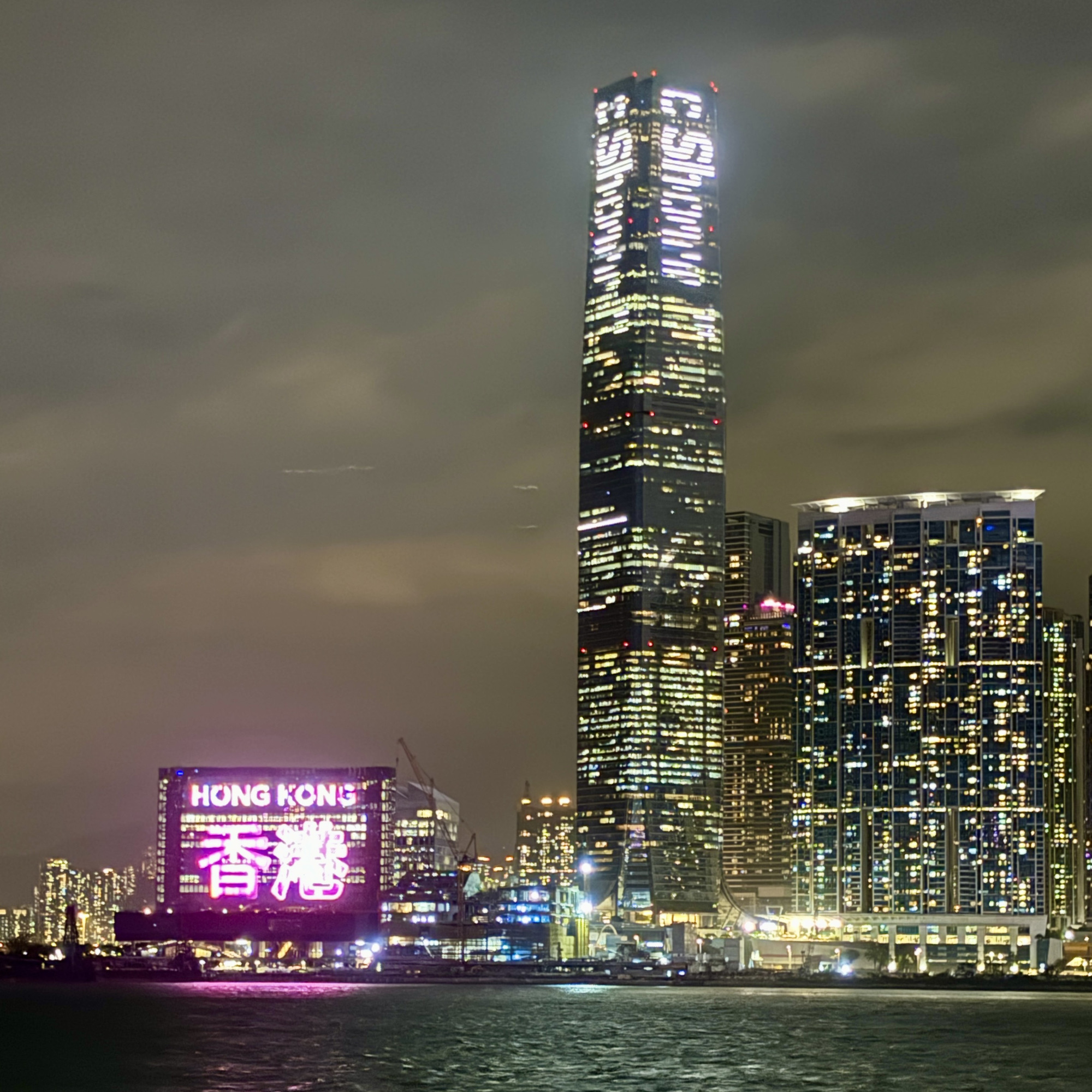 香港・尖沙咀】香港の夜景を彩る毎晩開催の光ショー「シンフォニー