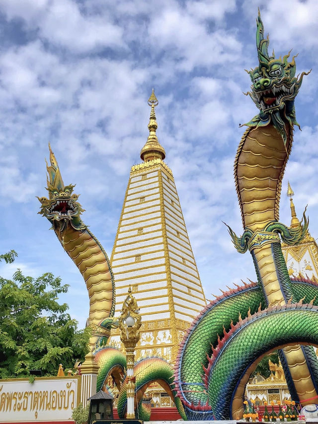 มาชมความงดงามของพระธาตุและพญานาคสีรุ้ง