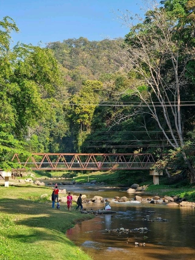 น้ำใสเต็มลำธาร ในอุทยานแห่งชาติแม่ตะไคร้