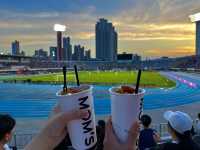 뜨거운 열기를 느끼며 축구도 보고, 환상적인 일몰 뷰도 즐길 수 있는 곳, 수원종합운동장⚽️