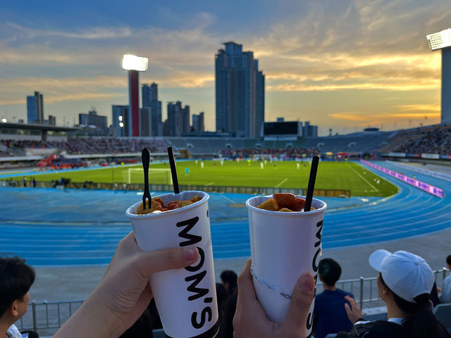 뜨거운 열기를 느끼며 축구도 보고, 환상적인 일몰 뷰도 즐길 수 있는 곳, 수원종합운동장⚽️
