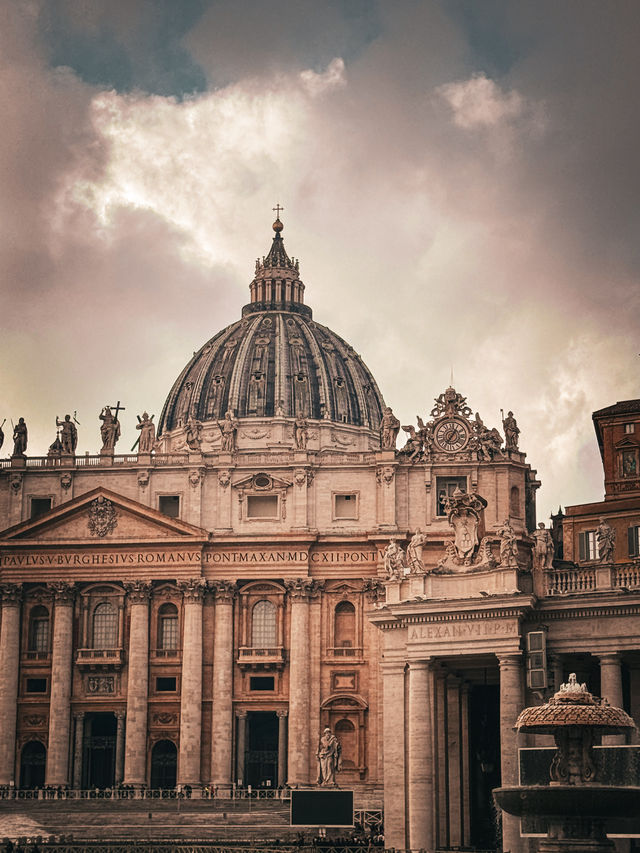 Architectural Majesty of St. Peter's Basilica: A Marvel in Vatican City 🏛️✨