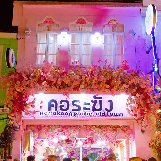 คาเฟ่ที่ตกแต่งดอกไม้ทั้งร้านสีสันสวยงามมากภูเก็ต คาเฟ่ที่ตกแต่งดอกไม้ทั้งร้านสีสันสวยงามมากภูเก็ต