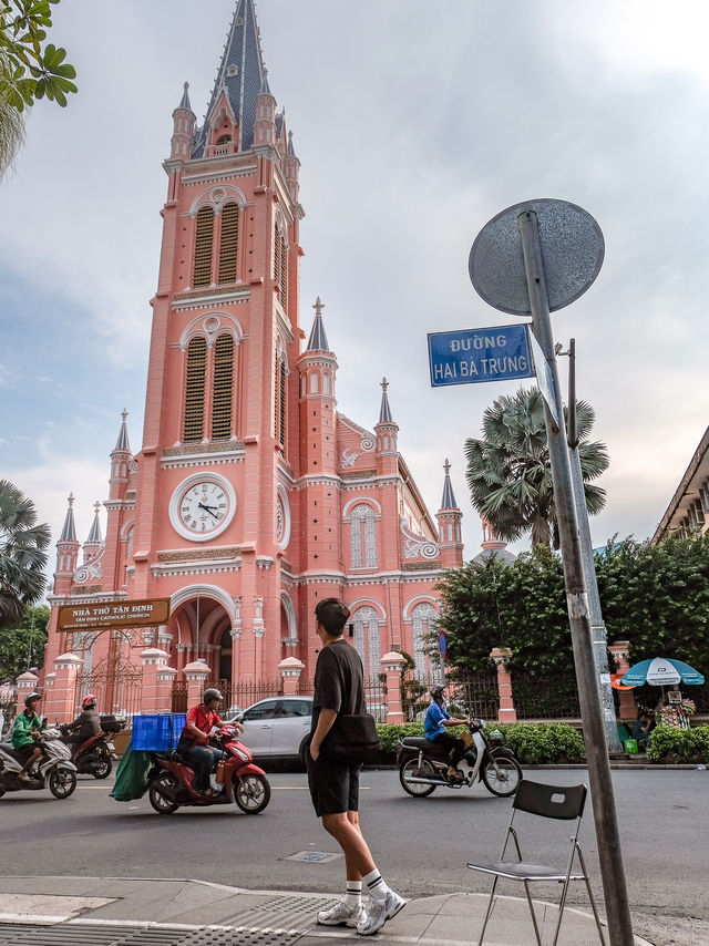 พาเที่ยวโบสถ์สวยกลางเมืองลุงโฮ Tan Dinh Church