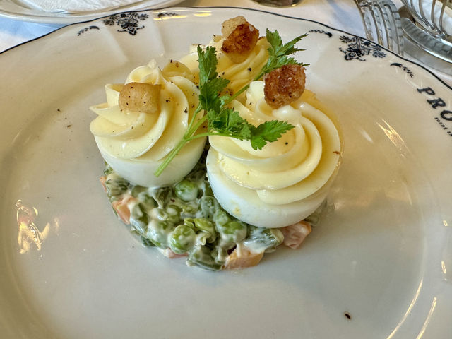 ナポレオンも訪れたパリ最古のカフェでランチはいかが？