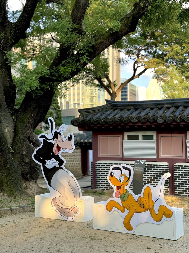 덕수궁에서 진행하는 디즈니 전시회 야외데이트에 제격