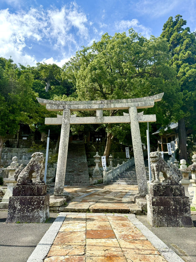 【長崎県】石塀に囲まれた神社