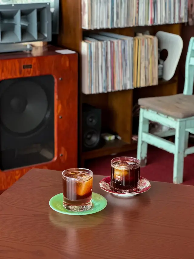 Fizz Social Club: A Vintage LP Cafe with Delicious Coffee