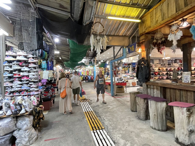 泰國普吉 體驗普吉當地煙火氣 Naka Weekend Market ตลาดท้ายรถนาคา