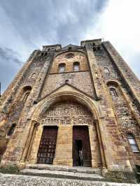 ⛪ サントフォア修道院教会：フランス巡礼路の歴史遺産 🌟