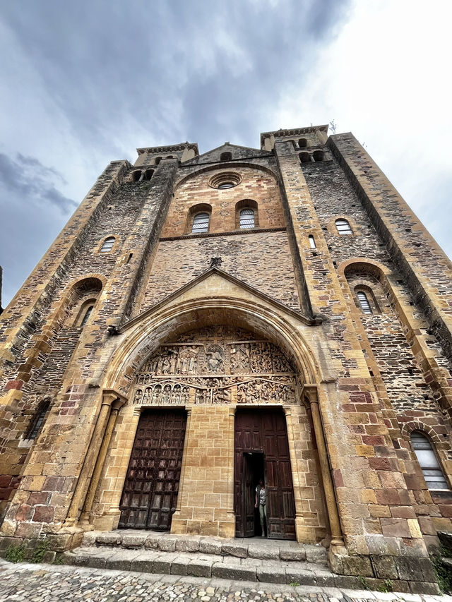 ⛪ サントフォア修道院教会：フランス巡礼路の歴史遺産 🌟