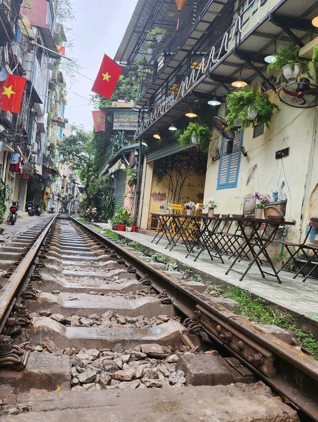 【ハノイ】電車がスレスレを通る線路脇のカフェ🚃