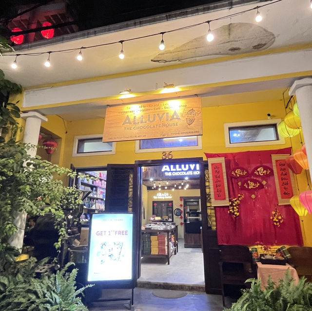 Stroll around the HoiAn ancient town and street shopping 