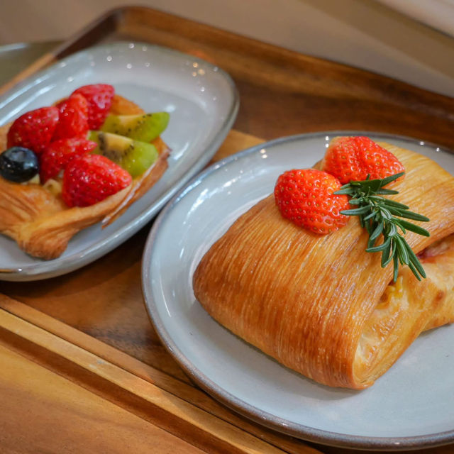 BASKET - coffee and croissant 🥐 