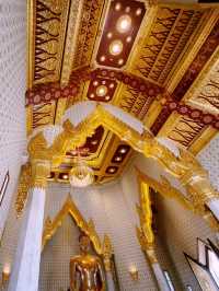 Wat Traimit’s Golden Wonder: A Shrine of Pure Splendor!