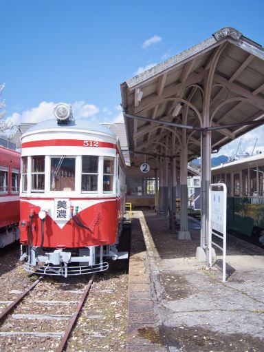 岐阜】行かなきゃ損‼️レトロ駅舎と桜のコラボ🌸旧駅舎でタイム