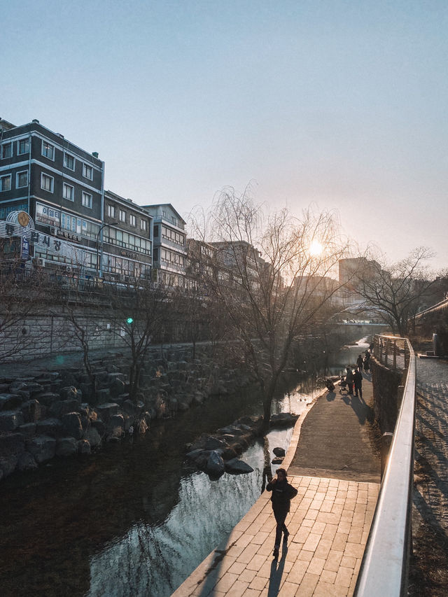 One find day at Cheonggyecheon Stream in Seoul 🇰🇷