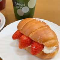 Breadtorycafe 🥐🍞🥖🥯🍵🍓 มัทฉะ และ ชิโอะปัง 