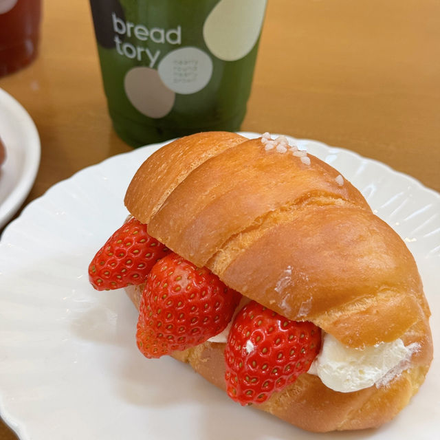 Breadtorycafe 🥐🍞🥖🥯🍵🍓 มัทฉะ และ ชิโอะปัง 