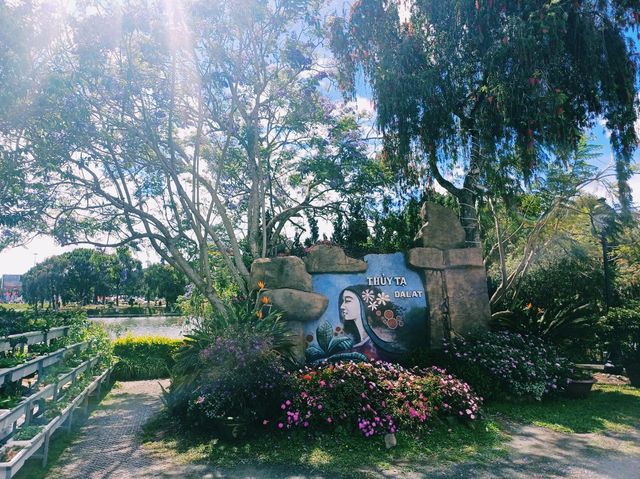 越南大叻春香湖畔著名網紅打卡拍照餐廳：水榭餐厅Nhà Hàng Thủy Tạ，適合休閒用餐打卡拍照📸