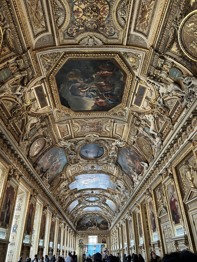 世界最大級の芸術の殿堂。パリ・ルーブル美術館