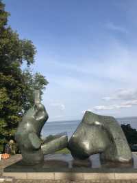 海に浮かぶアートの楽園！？感性がととのう「ルイジアナ現代美術館」（デンマーク・フムレベック）