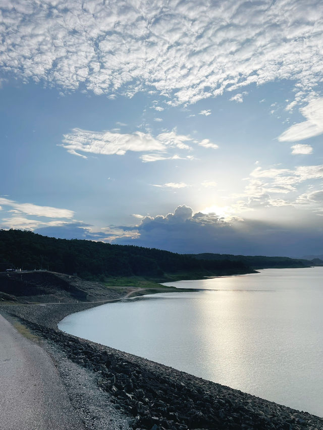 เขื่อนสิริกิติ์: วิวสวย น้ำใส กิจกรรมเพียบ! 🏞️ 