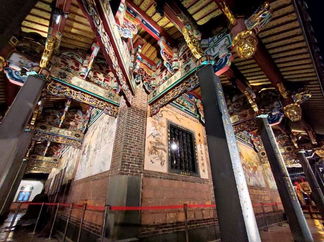 วัดเก่าแก่อายุกว่า 200 ปีกลางเมืองไทเป