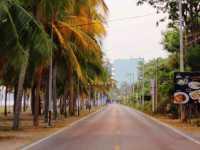 หาดสามร้อยยอดโดดเด่นด้วยทิวทัศน์ที่งดงาม เขาหินปูน