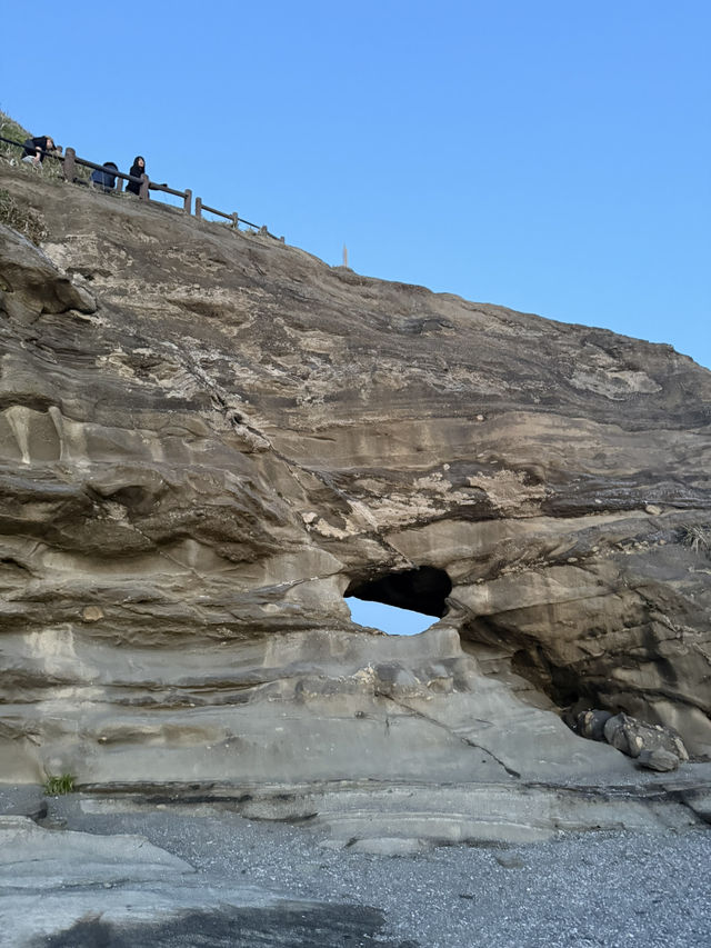 自然が創り出したアーチ「馬の背洞門」—城ヶ島の絶景スポット