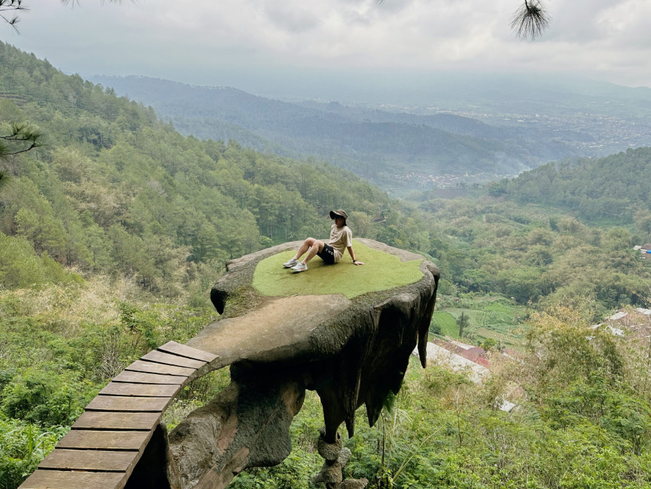 Goa Pinus Malang: Saat saya berdiri di tepi tebing, saya memahami arti dari  "berani namun hati-hati". | Trip.com Kota Batu