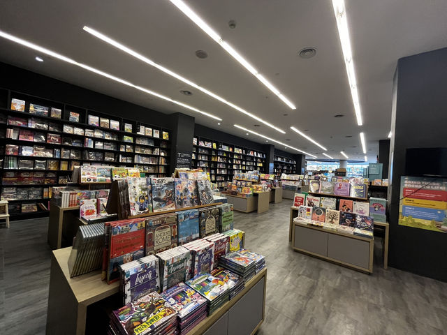 📚 BookXcess @ Gurney Paragon – Malaysia’s Most Scenic Bookstore