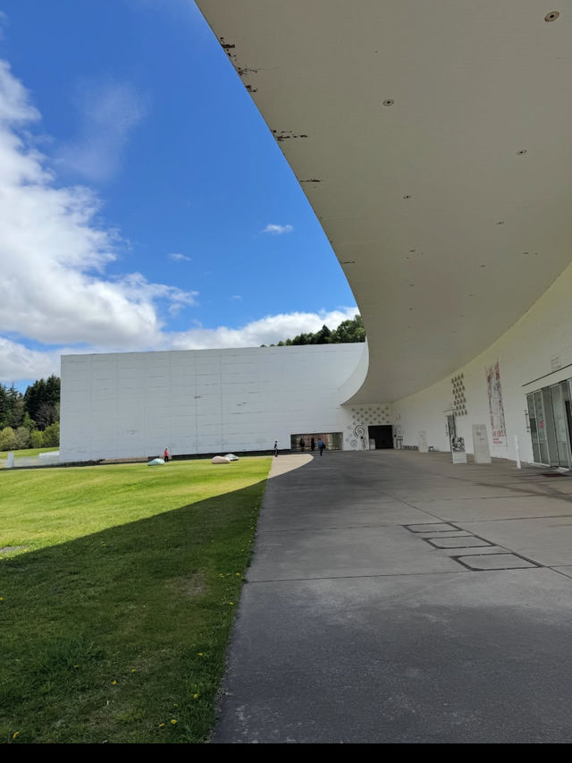🎯【青森・青森県立美術館】アートと自然が響き合う白い美術空間