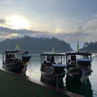 ที่พักเขื่อนเชี่ยวหลาน เล่นน้ำจอยๆ ที่แพภูผาวารี