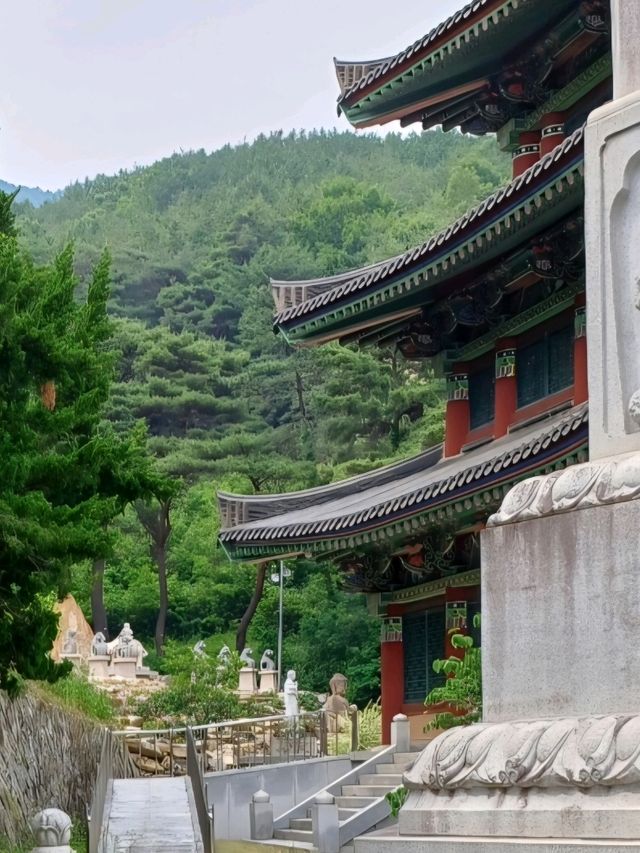 웅장한 건축미에 감탄이 절로 나오는 영산정사