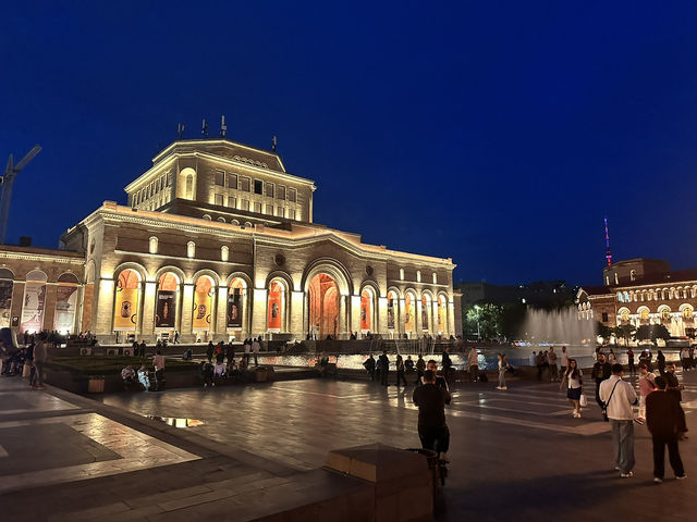 【Republic Square／共和国広場｜エレバン“音と色が踊る、夜景の舞台”】