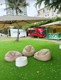 Skoop Beach Café Pattaya เป็นคาเฟ่ริมหาดแบบมินิมอล