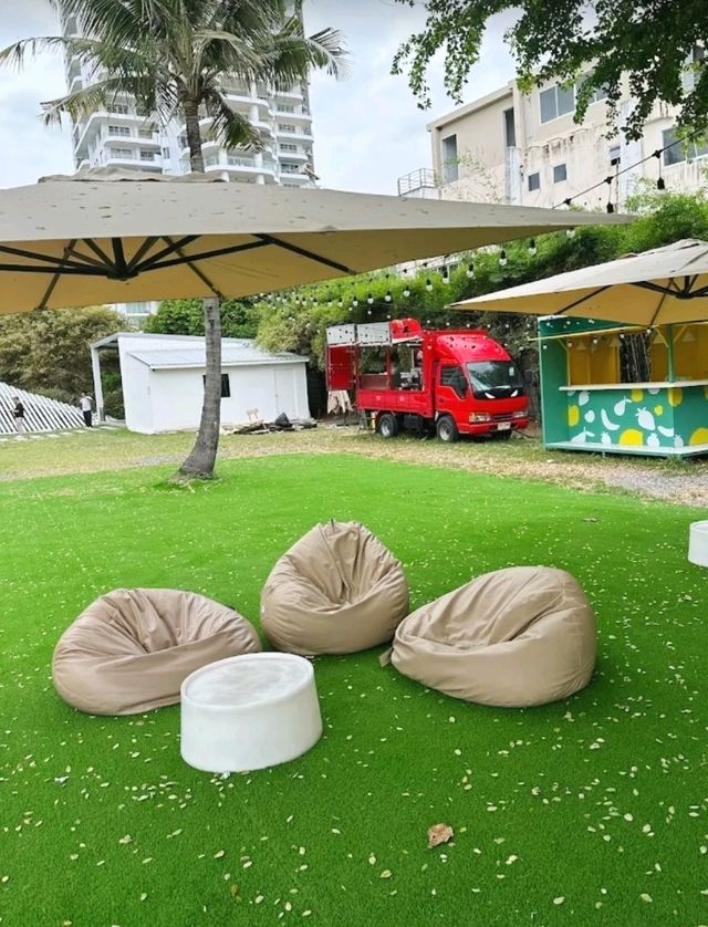 Skoop Beach Café Pattaya เป็นคาเฟ่ริมหาดแบบมินิมอล