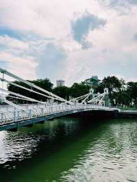 Time Travel on Cavenagh Bridge – Where Old Meets New