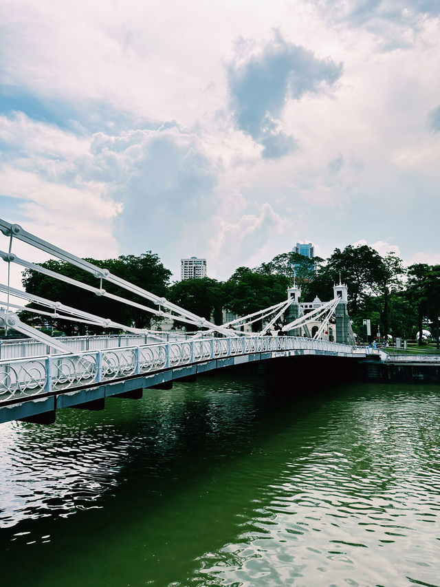Time Travel on Cavenagh Bridge – Where Old Meets New
