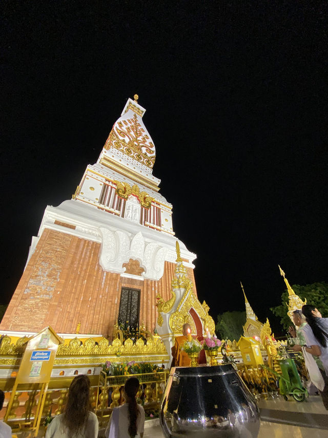 พระธาตุศักดิ์สิทธิ์สองฝั่งโขง #พระธาตุพนม 🙏🏻