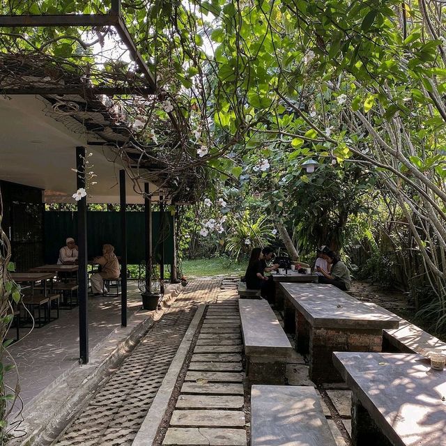 Little Contrast Cafe